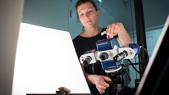 Mitarbeiterin des Zentrum für Digitale Kulturgüter in Museen (ZEDIKUM) digitalisiert eine Tontafel mithilfe eines Streifenlichtscanners