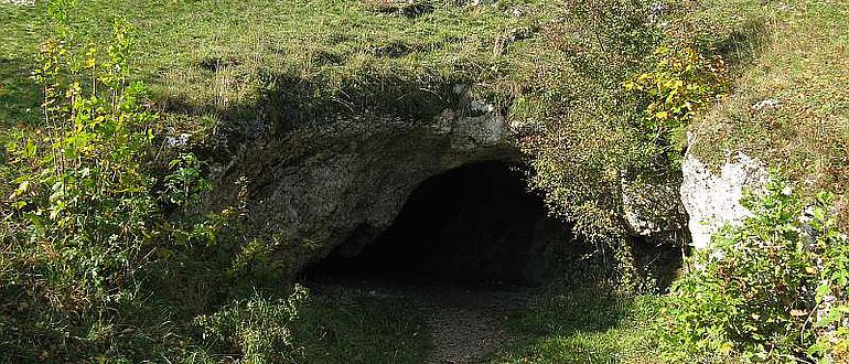 Der östliche Eingang zur Vogelherdhöhle im Lonetal