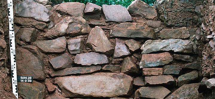 massiv gesetzte Trockenmauer