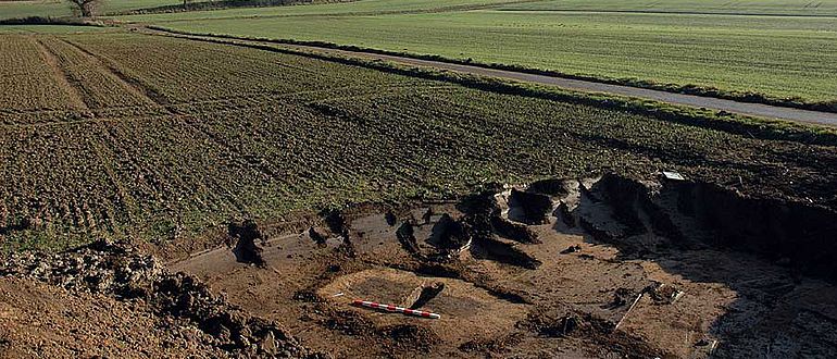 Eine freigelegte Grabgrube des Gräberfeldes in Großeneder-Borgentreich (Kreis Höxter)