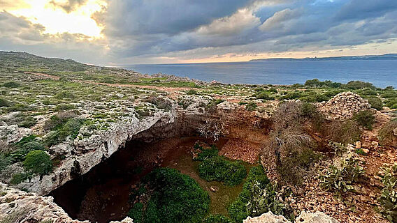Die Höhlenfundstätte Latnija im Norden der Region Mellieħa auf Malta liefert Hinweise auf eine mehr als 1000-jährige Besiedlung durch Jäger und Sammler (Quelle: Huw Groucutt)