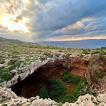 Die Höhlenfundstätte Latnija im Norden der Region Mellieħa auf Malta liefert Hinweise auf eine mehr als 1000-jährige Besiedlung durch Jäger und Sammler (Quelle: Huw Groucutt)