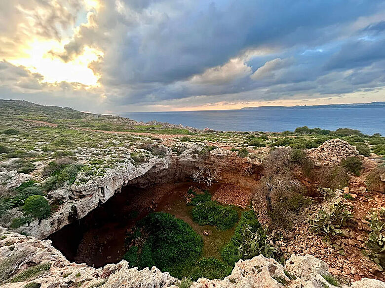 Die Höhlenfundstätte Latnija im Norden der Region Mellieħa auf Malta liefert Hinweise auf eine mehr als 1000-jährige Besiedlung durch Jäger und Sammler (Quelle: Huw Groucutt) Die Höhlenfundstätte Latnija im Norden der Region Mellieħa auf Malta liefert Hinweise auf eine mehr als 1000-jährige Besiedlung durch Jäger und Sammler (Quelle: Huw Groucutt)