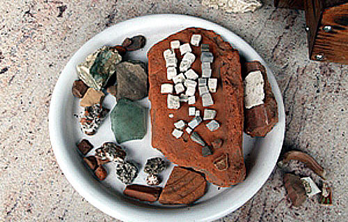 Beim Pflügen entdeckte Lesefunde: z.B. Ziegelstücke, Mosaiksteine und Keramik (Foto: Kanton Luzern)