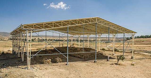 Das neue Schutzdach des Almaqah Tempels in Wuqro/Tigray (Foto: P. Wolf, Orient-Abt. 2012)