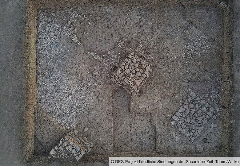 Grabungsfoto Bruchsteinpfeiler im Planum