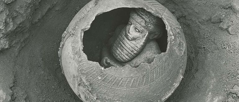 Statuette eines "Priesterfürsten" aus Uruk in einem Gefäß. (Foto: DAI)