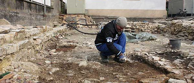 Freilegung der Ofenfundamente. (Foto: LWL/S. Spiong)