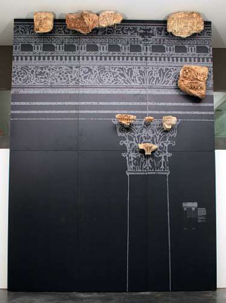 Blick auf die Baalbekwand im Foyer der Archäologischen Sammlung (Institut für Arch. Wissenschaften der Universität Freiburg – Abt. Klassische Archäologie)