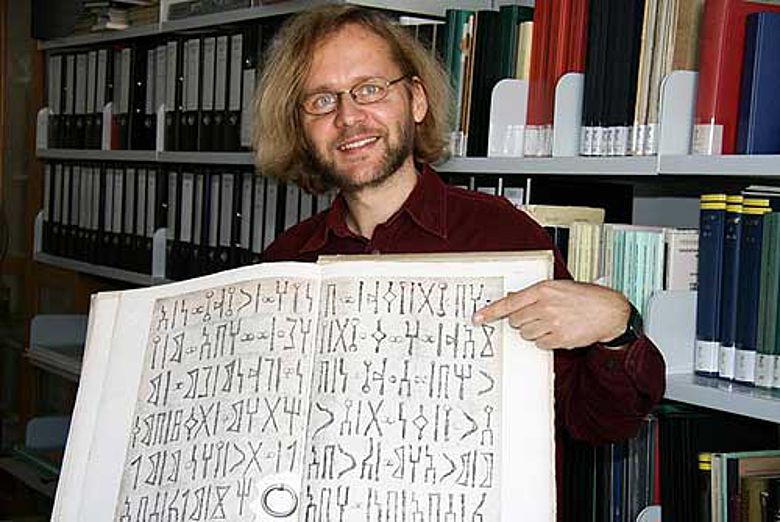 Dr. Peter Stein mit der Nachzeichnung einer sabäischen Bauinschrift (Foto: Anne Günther/FSU)