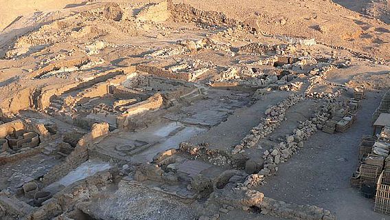 Das Kloster Deir el-Bachit auf einer Hügelkuppe in Theben-West/Luxor. (&copy; DAI Kairo, LMU)