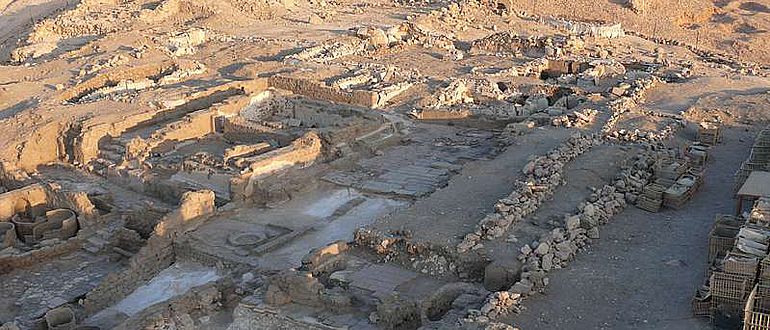 Das Kloster Deir el-Bachit auf einer Hügelkuppe in Theben-West/Luxor. (&copy; DAI Kairo, LMU)
