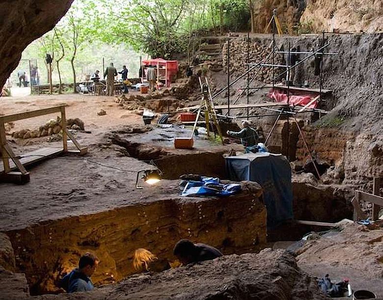 Archäologische Grabung in der Grotte des Pigeons bei Taforalt