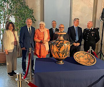 Der Stiftungsrat hat SPK-Präsident Hermann Parzinger ermächtigt, 25 Objekte aus der Antikensammlung im Alten Museum an Italien zurückzugeben
