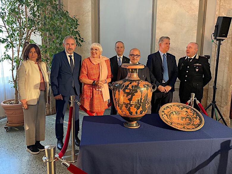 Der Stiftungsrat hat SPK-Präsident Hermann Parzinger ermächtigt, 25 Objekte aus der Antikensammlung im Alten Museum an Italien zurückzugeben