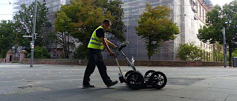 Penibel wird Streifen für Streifen mit dem Messwagen abgefahren Penibel wird Streifen für Streifen mit dem Messwagen abgefahren