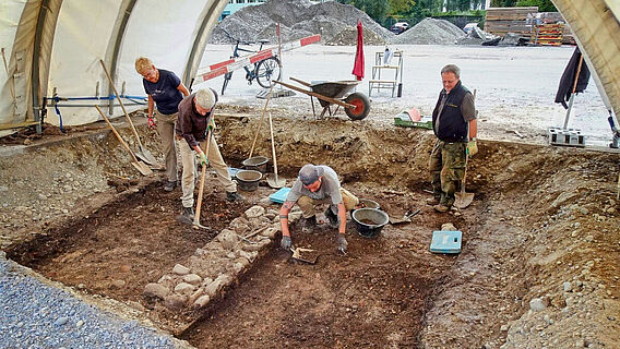 Ausgrabung beim Feldkurs in Baden