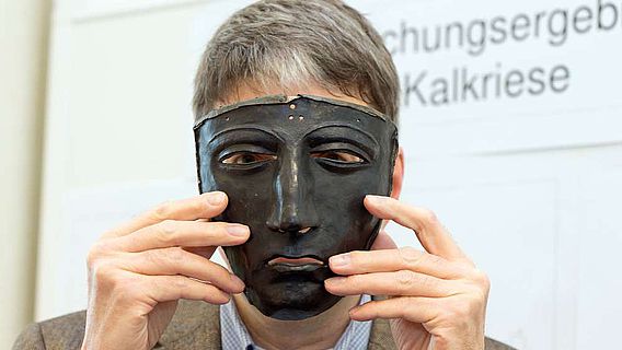 Das wohl bekannteste Fundstück aus Kalkriese: die eiserne Helmmaske (Foto: Pressestelle Universität Osnabrück)