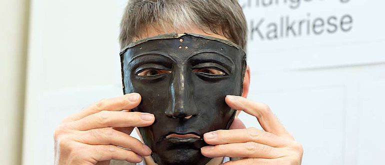 Das wohl bekannteste Fundstück aus Kalkriese: die eiserne Helmmaske (Foto: Pressestelle Universität Osnabrück)