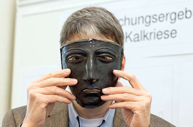 Das wohl bekannteste Fundstück aus Kalkriese: die eiserne Helmmaske (Foto: Pressestelle Universität Osnabrück)
