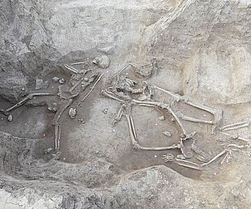 Schnitt 26 mit Dreifachbestattung