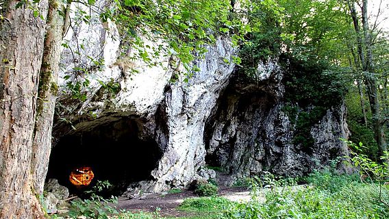 Der Eingang zur Hohlenstein-Stadel-Höhle im Lonetal (Foto: MFW BaWü)