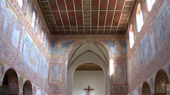 Der Innenraum der Kirche St. Georg in Oberzell auf der Insel Reichenau