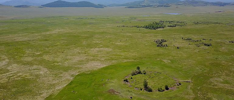 Blick auf den Grabhügel Tunnug 1 (Arschan 0)