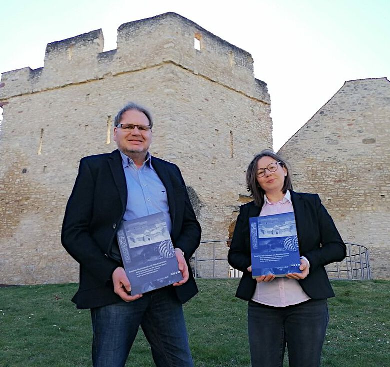 Die Herausgeber Lutz Grunwald (RGZM) und Matylda Gierszewska-Noszczyńska (Forschungsstelle Kaiserpfalz)