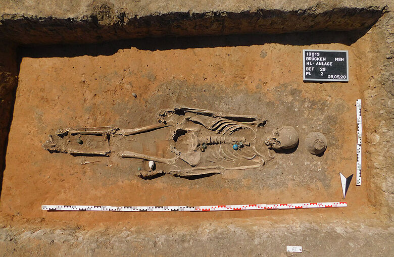 Bestattung einer Frau mit Schmuckbeigaben