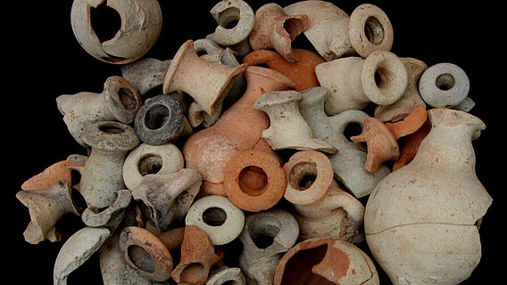 Phönizische Ölflaschen, gefunden in Mozia, Gebiet V. Datierung 750/740–550/530 BCE