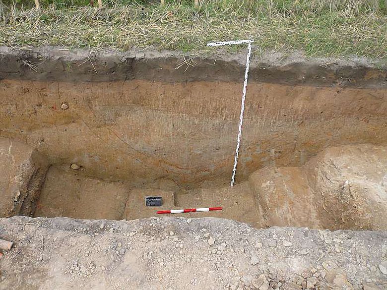 Für die Archäologen der endgültige Beweis: Dieser fast 5 m breite und 2 m tiefe Wehrgraben, der das Römerlager vor Angriffen schützte. Er ist ein charakteristisches Baumerkmal römischer Militäranlagen (Foto: LWL/D. Jaszczurok)