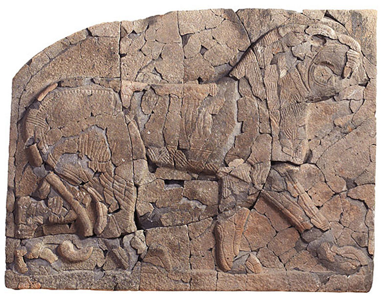 Große Reliefplatte nach der Wiederherstellung aus etwa 900 Fragmenten (2010).