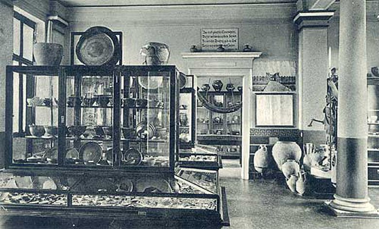 Blick in die Ausstellungsräume des Römisch-Germanischen Museums, das 1907 in Haltern eröffnet und im 2. Weltkrieg zerstört wurde. (Foto: Postkarte)