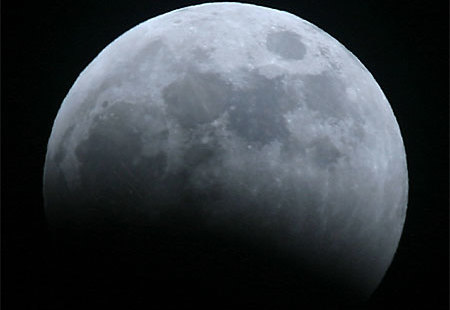 Abb. 12| Aufnahme einer Mondfinsternis. Ergänzt man den im Schatten liegenden Bereich der Mondscheibe zu einem Kreis, erhält man die Form eines flachen Mondschatten- (»Paranuss«-)knaufs. Foto von <a href="http://www.flickr.com/photos/amawby/411633901/ _blank">Andrew Mawby</a> - <a href="http://creativecommons.org/licenses/by/2.0/ _blank">CC BY</a> Abb. 12| Aufnahme einer Mondfinsternis. Ergänzt man den im Schatten liegenden Bereich der Mondscheibe zu einem Kreis, erhält man die Form eines flachen Mondschatten- (»Paranuss«-)knaufs. Foto von <a href="http://www.flickr.com/photos/amawby/411633901/ _blank">Andrew Mawby</a> - <a href="http://creativecommons.org/licenses/by/2.0/ _blank">CC BY</a>