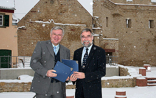 Übergabe des Kooperationsvertrages.