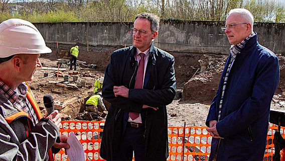 Oberbürgermeister Wolfram Leibe und Innenminister Michael Ebling bei den Ausgrabungen in Trier
