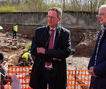 Oberbürgermeister Wolfram Leibe und Innenminister Michael Ebling bei den Ausgrabungen in Trier