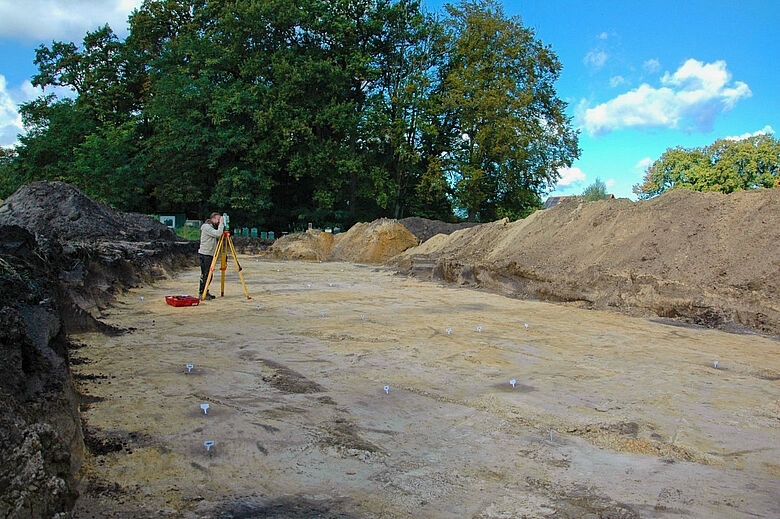 Zahlreiche Pfostengruben zeigen sich im Planum