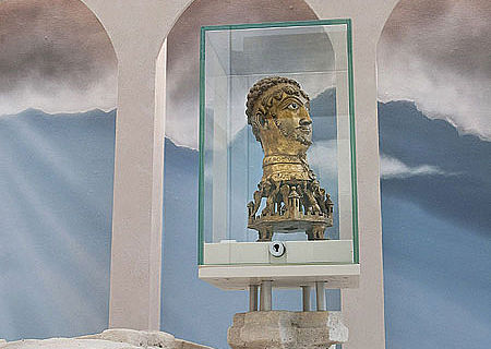 Der kostbare Barbarossa-Kopf wird zum ersten Mal in der ursprünglichen Verbindung mit der Grabplatte des Klostergründers Gottfried von Cappenberg gezeigt. (Foto: LWL/Arendt)