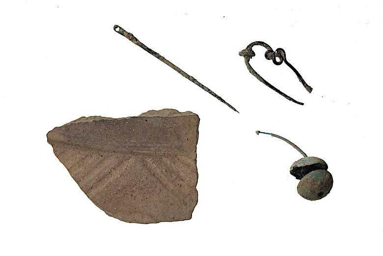 Späthallstattzeitliche Funde: Nähnadel, Schlangenfibel, Ohrring sowie eine riefenverzierte Scherbe von der Lenensburg