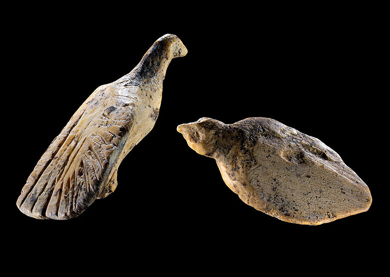 40.000 Jahre alte Vogelfiguren aus der eiszeitlichen Welterbehöhle Hohle Fels
