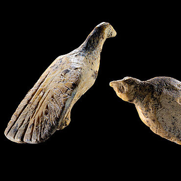 40.000 Jahre alte Vogelfiguren aus der eiszeitlichen Welterbehöhle Hohle Fels 40.000 Jahre alte Vogelfiguren aus der eiszeitlichen Welterbehöhle Hohle Fels