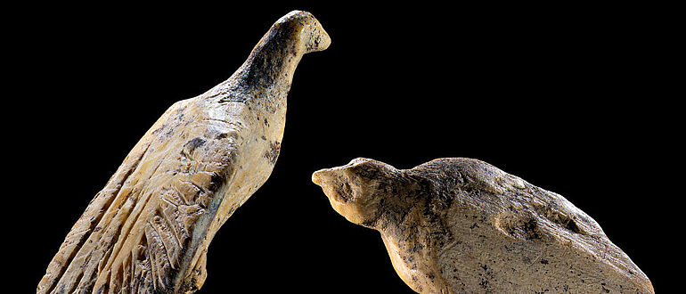 40.000 Jahre alte Vogelfiguren aus der eiszeitlichen Welterbehöhle Hohle Fels