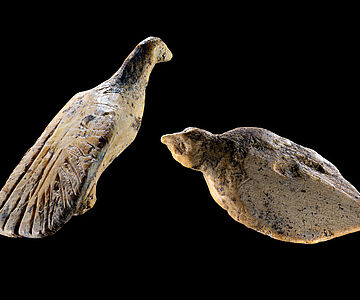 40.000 Jahre alte Vogelfiguren aus der eiszeitlichen Welterbehöhle Hohle Fels