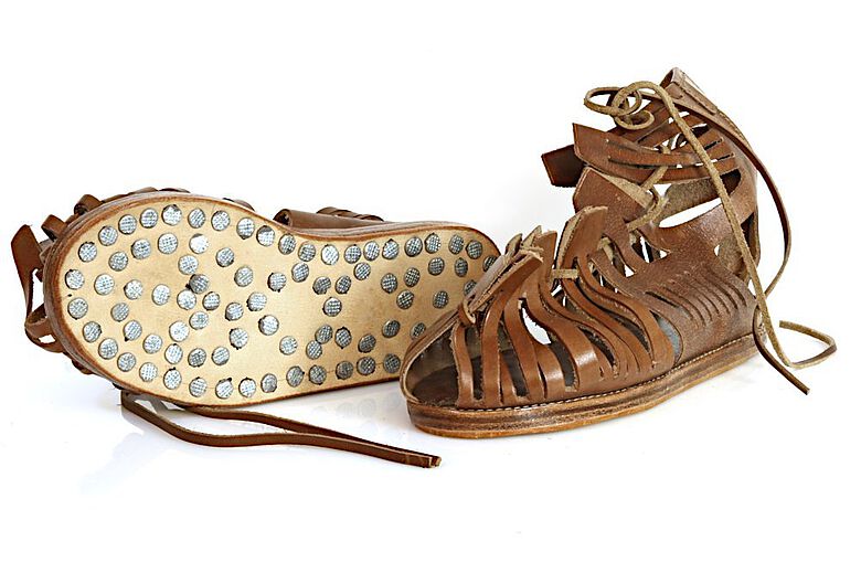 Moderne Nachbildung einer römischen Sandale, genannt Caligae, mit genagelter Schuhsohle