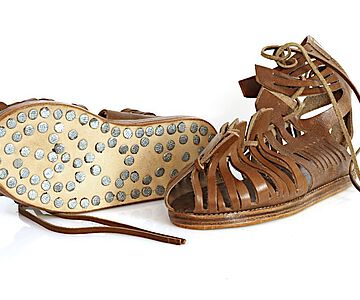 Moderne Nachbildung einer römischen Sandale, genannt Caligae, mit genagelter Schuhsohle