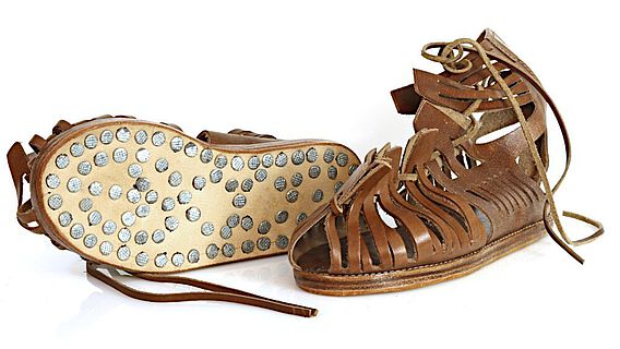 Moderne Nachbildung einer römischen Sandale, genannt Caligae, mit genagelter Schuhsohle