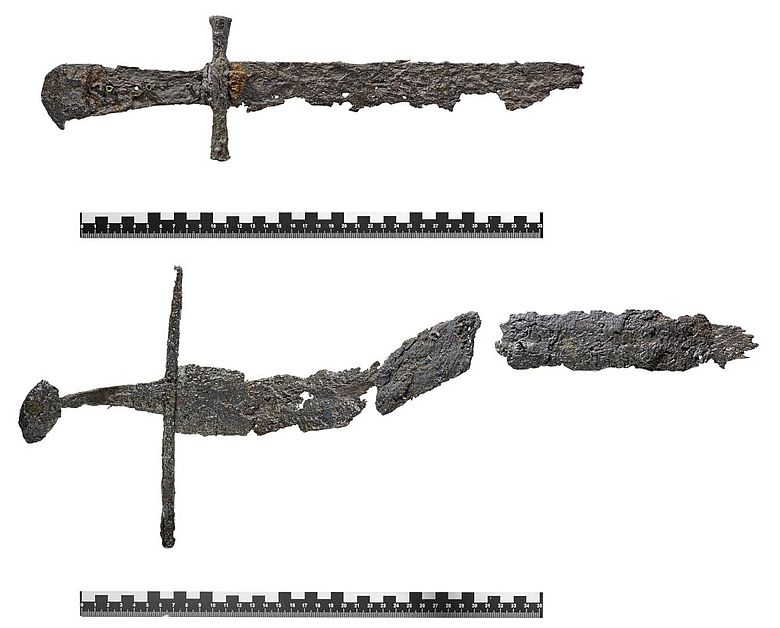 Beschichtete Fundstücke: Hirschfänger (oben) und Schwertfragment (unten)