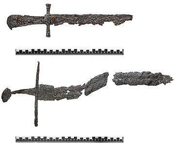 Beschichtete Fundstücke: Hirschfänger (oben) und Schwertfragment (unten)